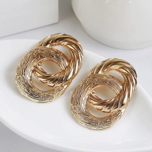 Gold tone knot earrings - Picture 4 of 8